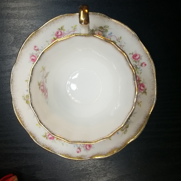 Elizabethan Fine Bone China Rosamund Cup & Saucer - Picture 2 of 13